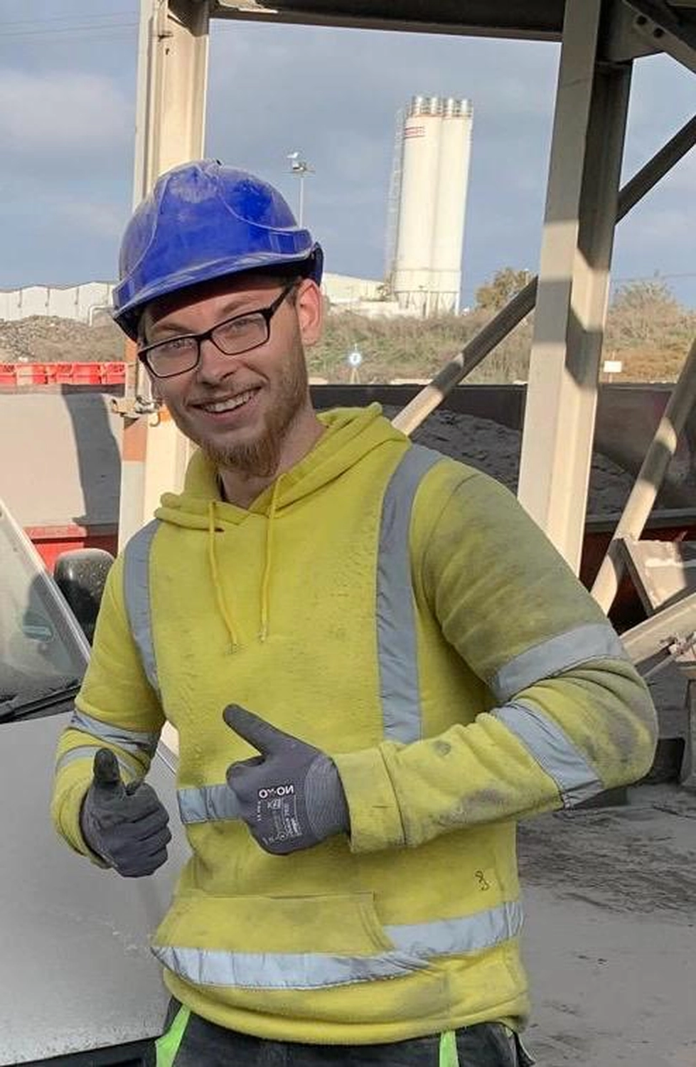 FSC Fachdienstleistung GmbH - Industriemontage - Mann, der auf einer Baustelle steht und den Daumen hochhält